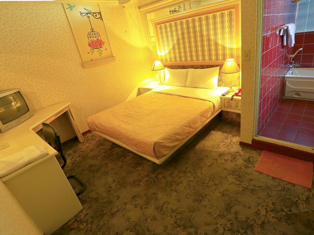 Broadway Hotel Тайджун Екстериор снимка