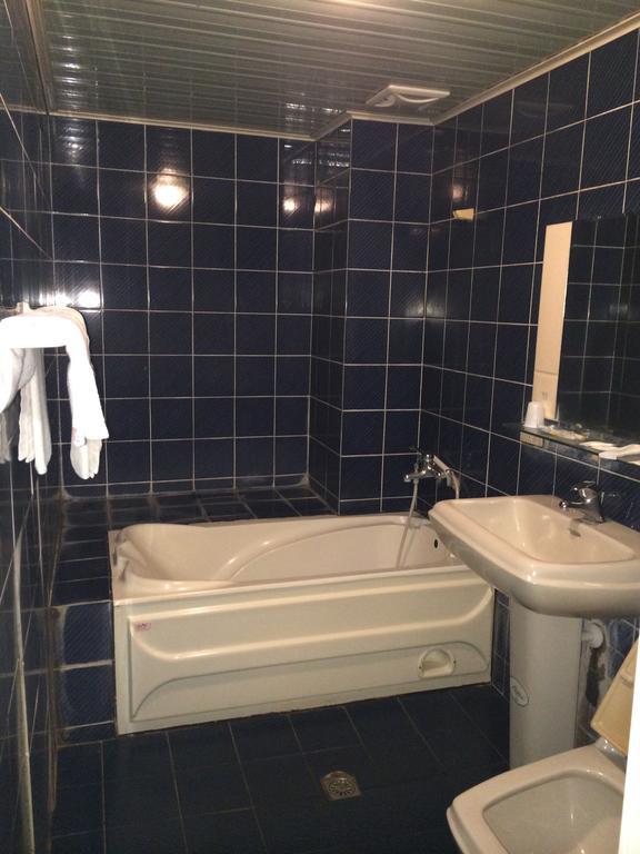 Broadway Hotel Тайджун Екстериор снимка