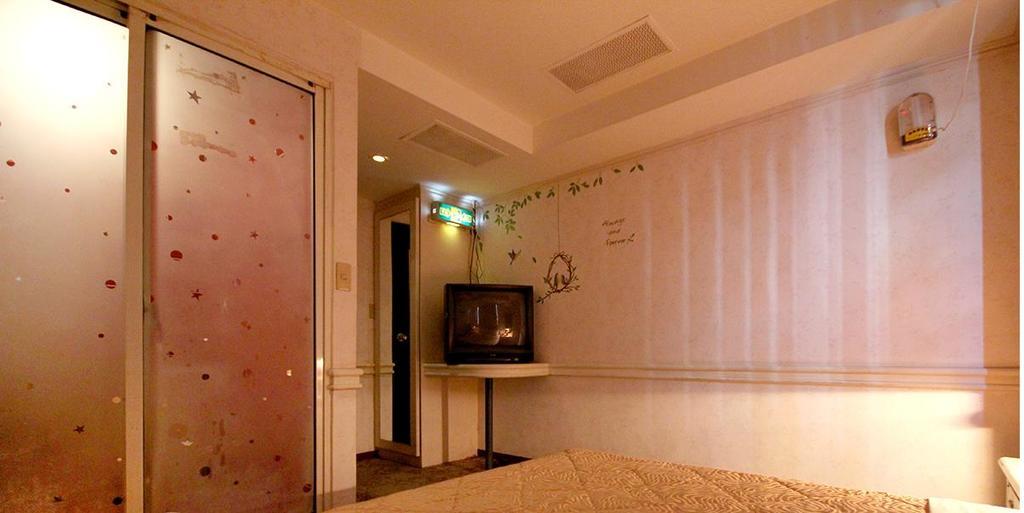Broadway Hotel Тайджун Екстериор снимка