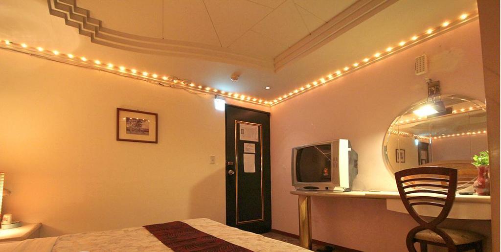 Broadway Hotel Тайджун Екстериор снимка