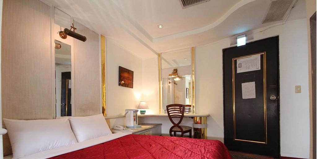 Broadway Hotel Тайджун Екстериор снимка