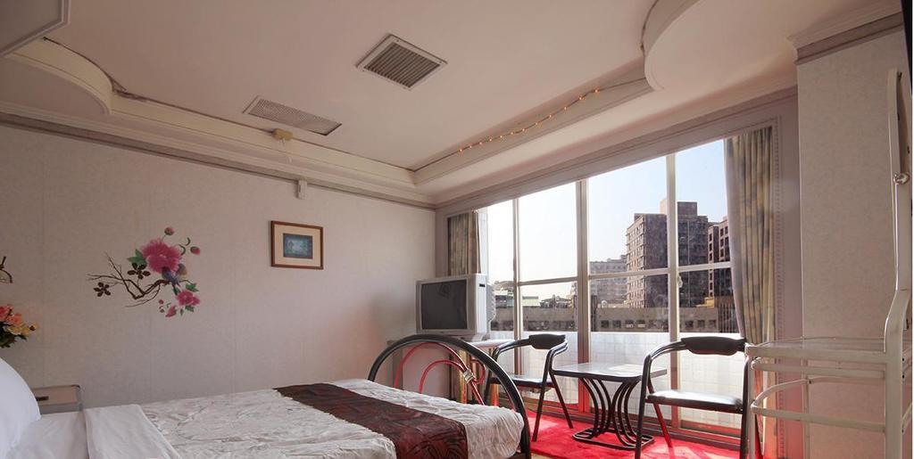 Broadway Hotel Тайджун Екстериор снимка