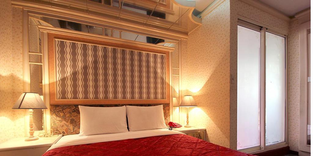 Broadway Hotel Тайджун Екстериор снимка