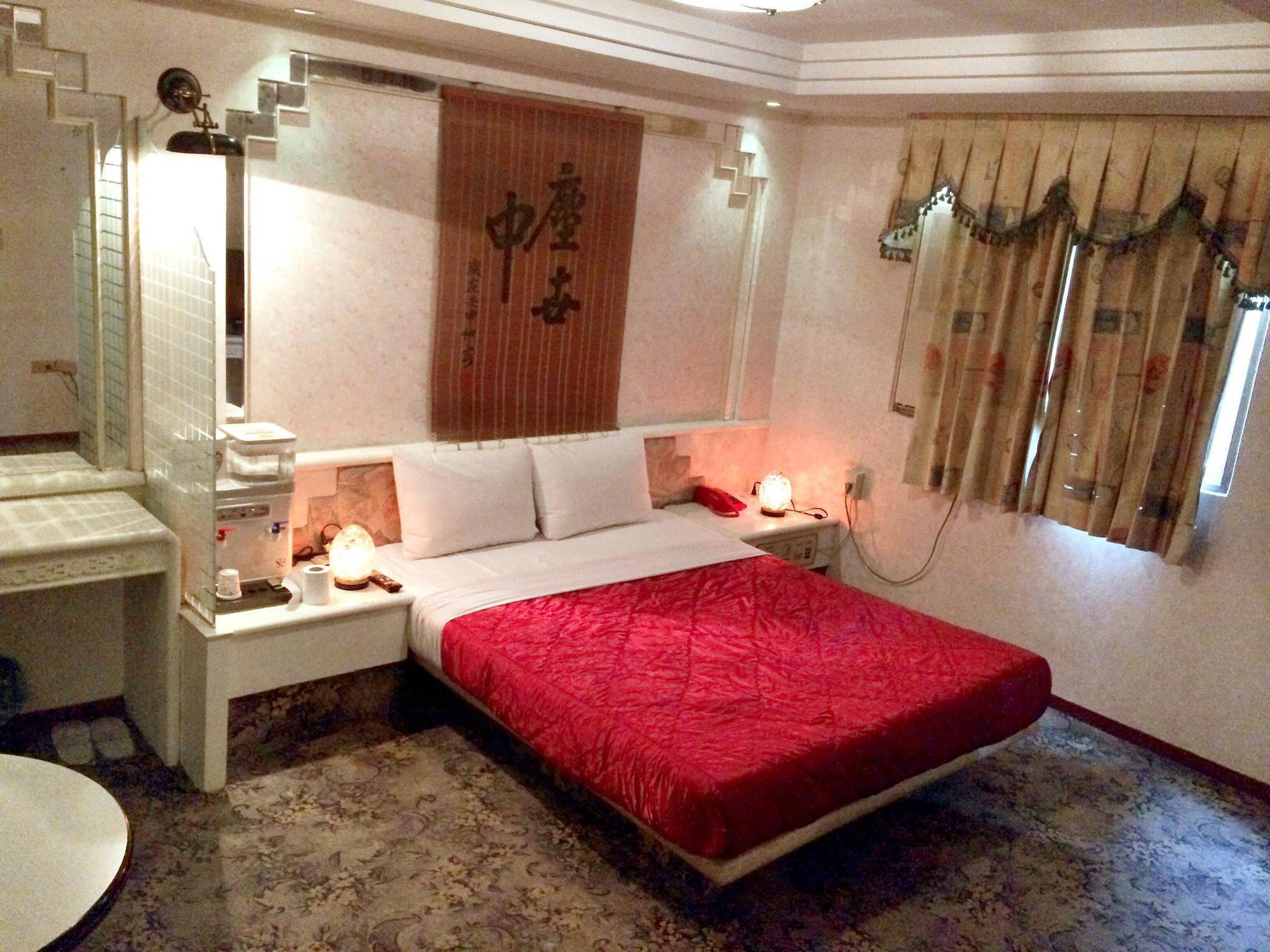 Broadway Hotel Тайджун Екстериор снимка
